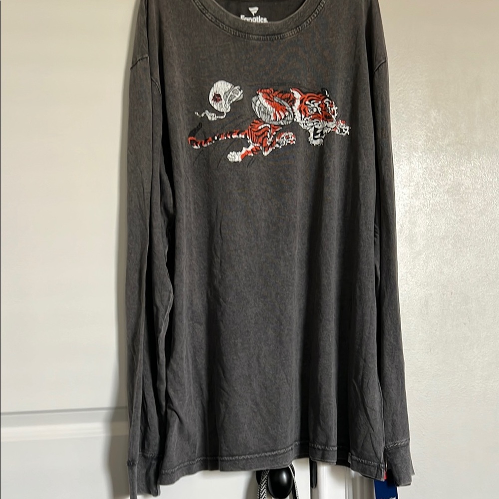 Everlast Gray Long Sleeve Shirt with Tiger Graphic